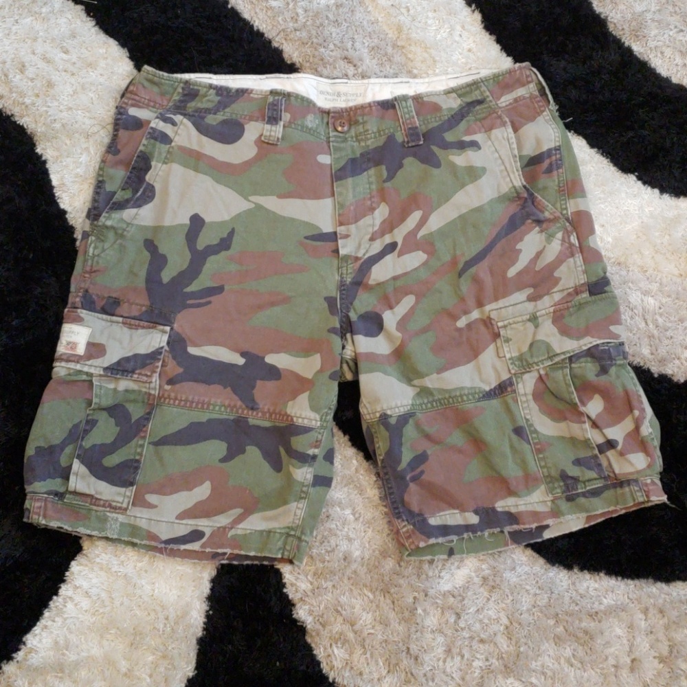 Mens Distressed camo cargo shorts